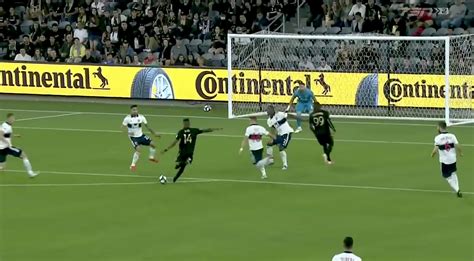 Mark Anthony Kaye Hace Un Golazo Desde Los Linderos Del Rea Y Lafc