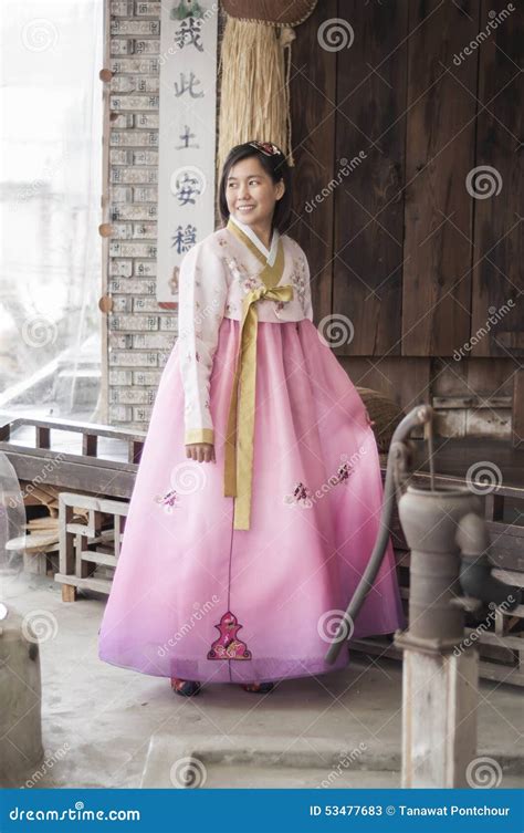 Bella Donna Asiatica In Vestito Coreano Da Hanbok Immagine Stock