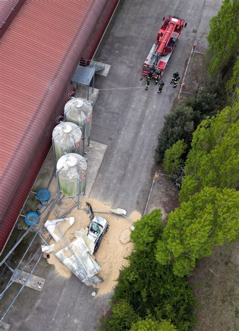 Bertinoro Forlì silos di mangimi crolla su auto tre morti