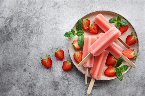 Helados De Fresa Caseros Y Fresas Sobre Un Fondo De Hormig N Foto Premium