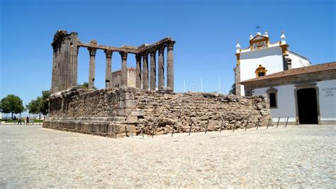 Templo Romano De Evora Aka Templo De Diana En El Centro Hist Rico De La