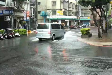 快新聞／午後雷雨襲雙北 永和國光路一度「淹到小腿高」