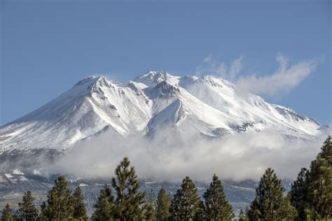 Backcountry Skiing Mount Shasta With A Guide Ca 57hours