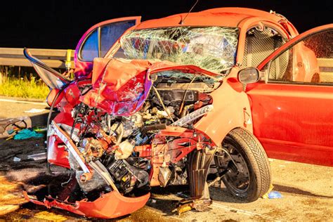 Schrecklicher Unfall auf Bundesstraße Wagen kracht in Bayern frontal