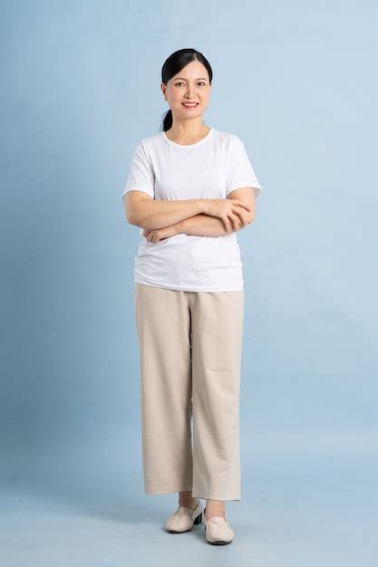 Premium Photo A Full Body Photo Of A Middleaged Woman