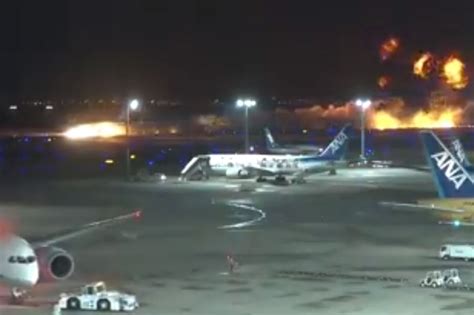 Vid O Japon Un Avion De Ligne En Feu Sur La Piste De L A Roport De