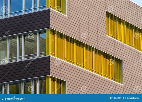 Ventanas De Colores Amarillos En Un Edificio De Arquitectura Moderna