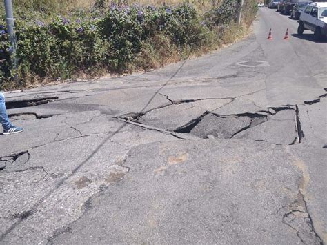 Reggio Calabria A Condera La Strada Sprofonda Perdita Enorme E Grandi