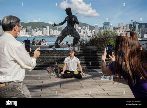 La Gente Toma Fotos Frente A La Estatua De Bruce Lee En Tsim Sha Tsui