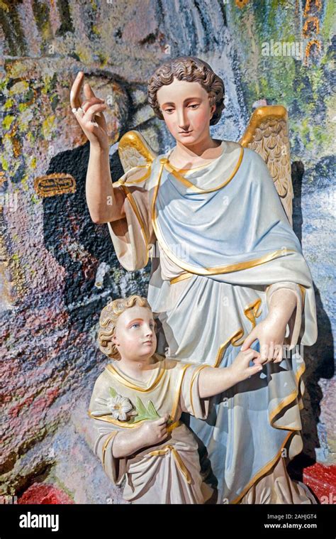 Estatua de porcelana del Niño Jesús y Angel Saint Mary s en las