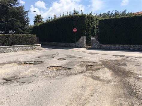 Ragusa e le strade gruviera gimcana tra le buche a Bruscè