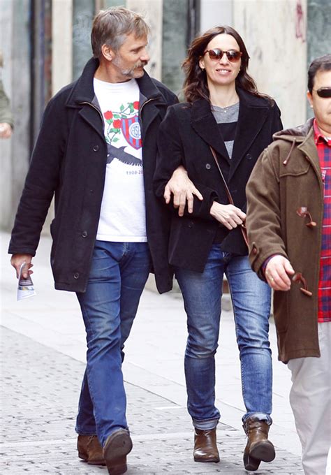 Viggo Mortensen y Ariadna Gil juntos por las calles de Madrid