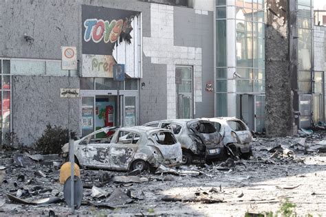 Grattacielo In Fiamme Le Foto Dell Incendio Domato Dai Vigili A Milano