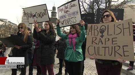 Manifestation à Halifax Contre L Acquittement D Un Chauffeur De Taxi Accusé D Agression Sexuelle