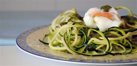 Espaguetis de calabacín con salsa pesto y huevo poché Bezzia