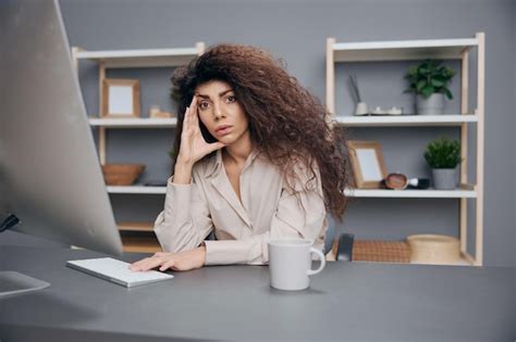 Enojada Irritada Emocionada Bronceada Adorable Rizada Mujer De Negocios Latina Con Camisa