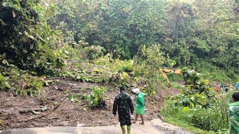 Akses Enrekang Toraja Tertutup Longsor Bus Ke Makassar Tetap