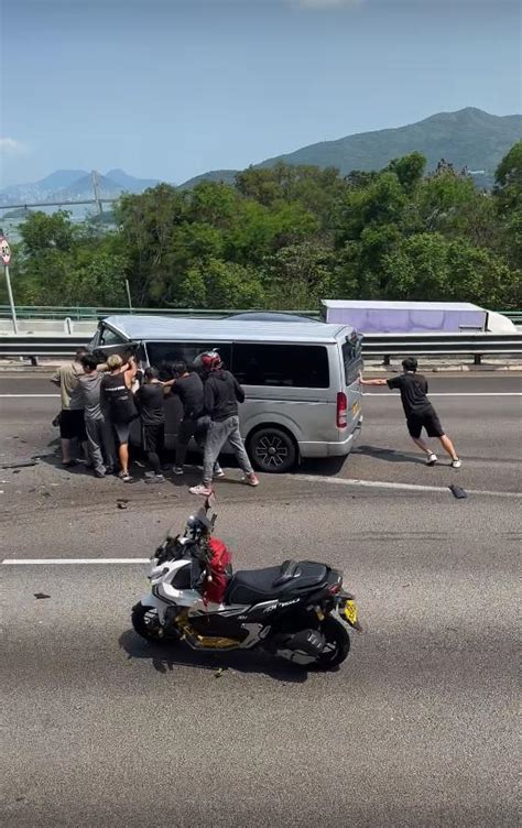 屯門公路兩車相撞女司機及9歲童受傷被困 多名司機落車協助 Am730