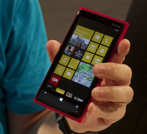 A Closer Look At Nokia Lumia 920s Body And Remarkable PureView Camera