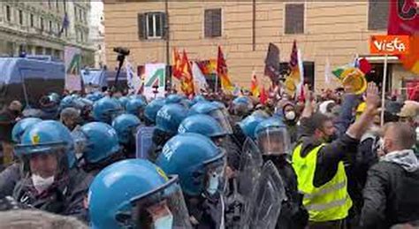 Tensione Alla Protesta Dei Lavoratori Alitalia Scontri Tra La Polizia