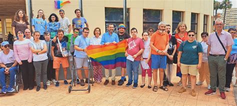 Izada la bandera LGTBI en la fachada del Ayuntamiento por el Día