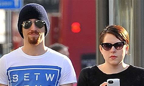 Newlywed Isabella Cruise enjoys low-key stroll with husband Max Parker ...