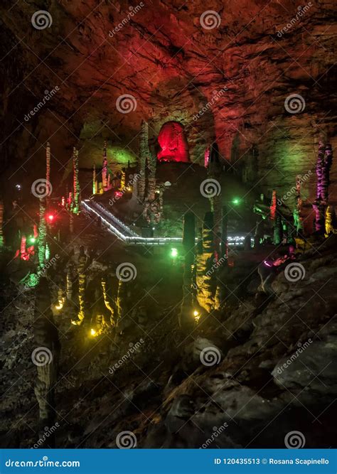 Yellow Dragon Cave: the Wonder of the World`s Caves at Zhangjiajie