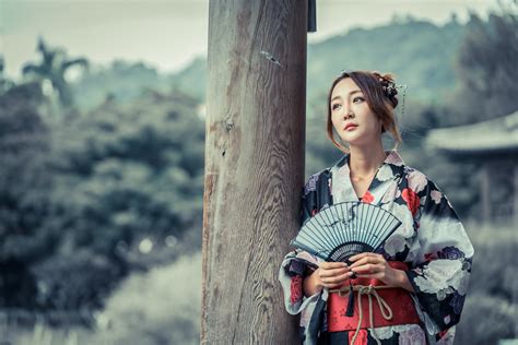 4k Asian Bokeh Hand Fan Brown Haired Glance Kimono Hd Wallpaper