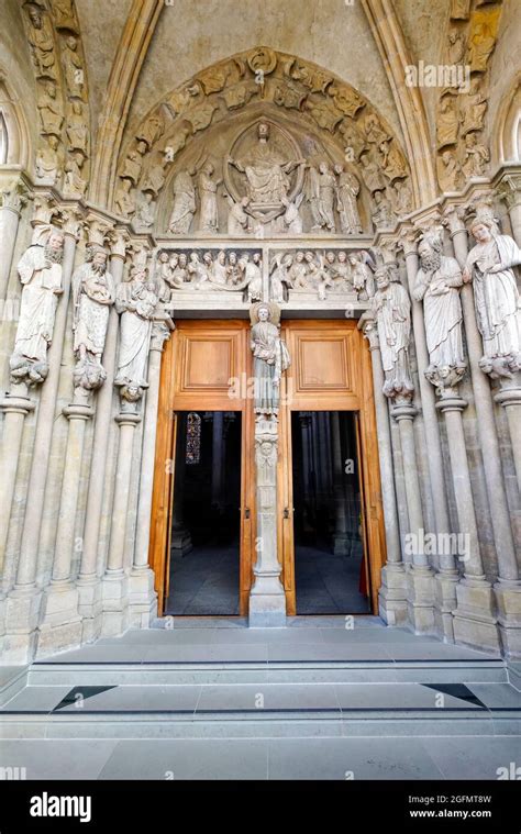 El Portal Sur De La Catedral De Notre Dame De Lausana Se Considera Un