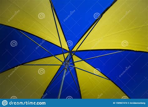 Blauwe En Gele Paraplu Stock Foto Image Of Strand Onder 158967474