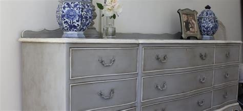 How to Distress Furniture with Chalk Paint - House I Love