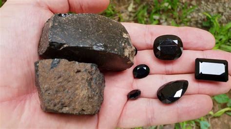 Obsidian from Cambodia / volcanic glass / video