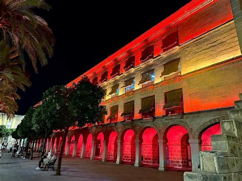 El Ayuntamiento iluminará hoy la calle Porvera el Ayuntamiento y el