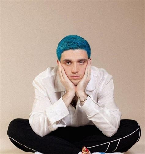 Lauv Cute Celebrity Singer With Stylish Hair And Outfits