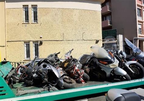 Genova Rimosse 330 Carcasse Di Auto E Moto Abbandonate News Moto It