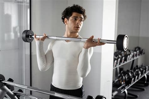 Um atleta de estilo de vida saudável faz exercícios de treino cardio no