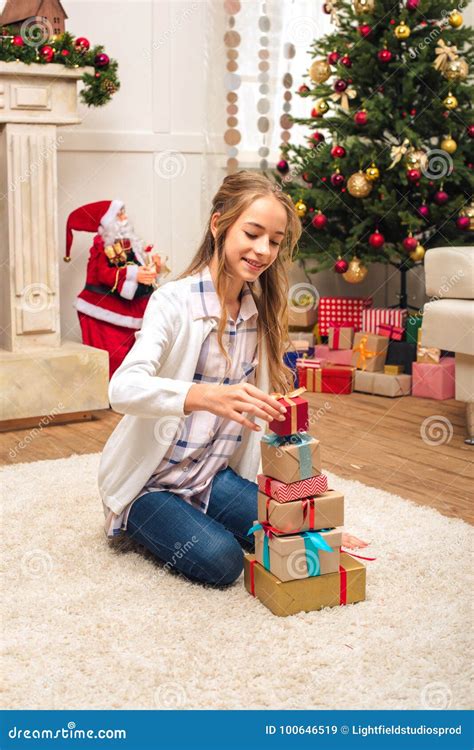 Adolescente Feliz Con Las Cajas De Regalo Imagen De Archivo Imagen De