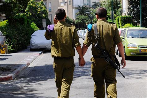 Idf Photo Of Gay Soldiers Goes Viral Business Insider