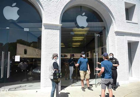 Apple Stores Reopen Across Connecticut