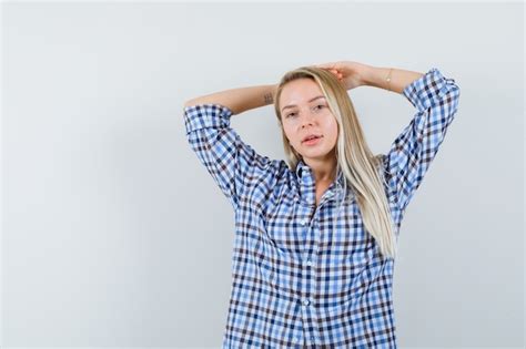 금발 아가씨 캐주얼 셔츠에 머리 뒤에 손을 잡고 예쁜 찾고 무료 사진