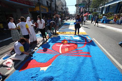 Fiéis celebram dia de Corpus Christi confecção de tapetes coloridos