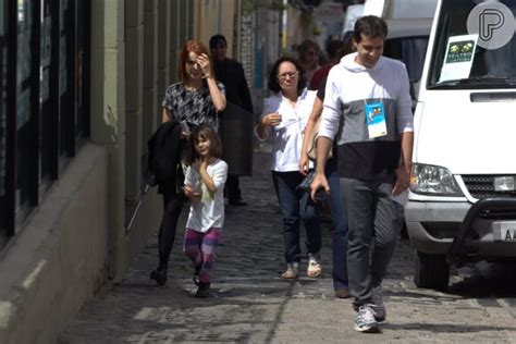 Foto Débora Falabella viaja a filha Nina para Curitiba Paraná