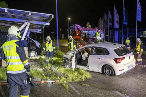 Stadt Krems Ein Pkw Kracht Gegen Carport Lenkerin Wird Verletzt Krems