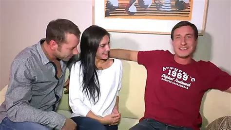 Junge Ehefrau Will Sex Mit Zwei M Nnern Mit Hartem Tiefem Blowjob Und Energischem Ficken In