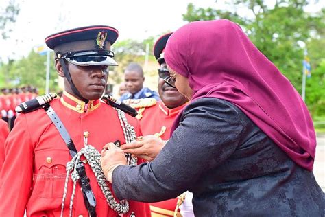 Rais Samia Atunuku Kamisheni Kwa Maafisa Wanafunzi Shahada Ya Kijeshi