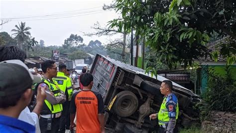 Sopir Mengantuk Truk Boks Tabrak Musala Di Parungkuda Sukabumi