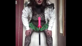 Crossdresser bisexual quiere ser filmado mientras una polla real le folla el coño anal en lugar