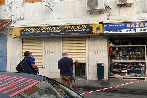 Six braqueurs armés de fusils mitrailleurs dérobent des bijoux en plein