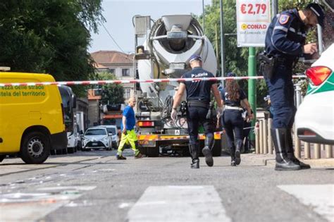 Ciclista Travolta E Uccisa Da Una Betoniera In Piazza Durante Le