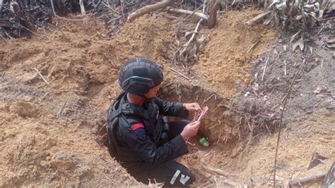 Gegana Brimob Polda Jambi Ledakkan Granat Yang Ditemukan Di Paal Merah